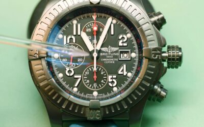 [VIDEO] Real vs. Fake: Breitling Super Avenger