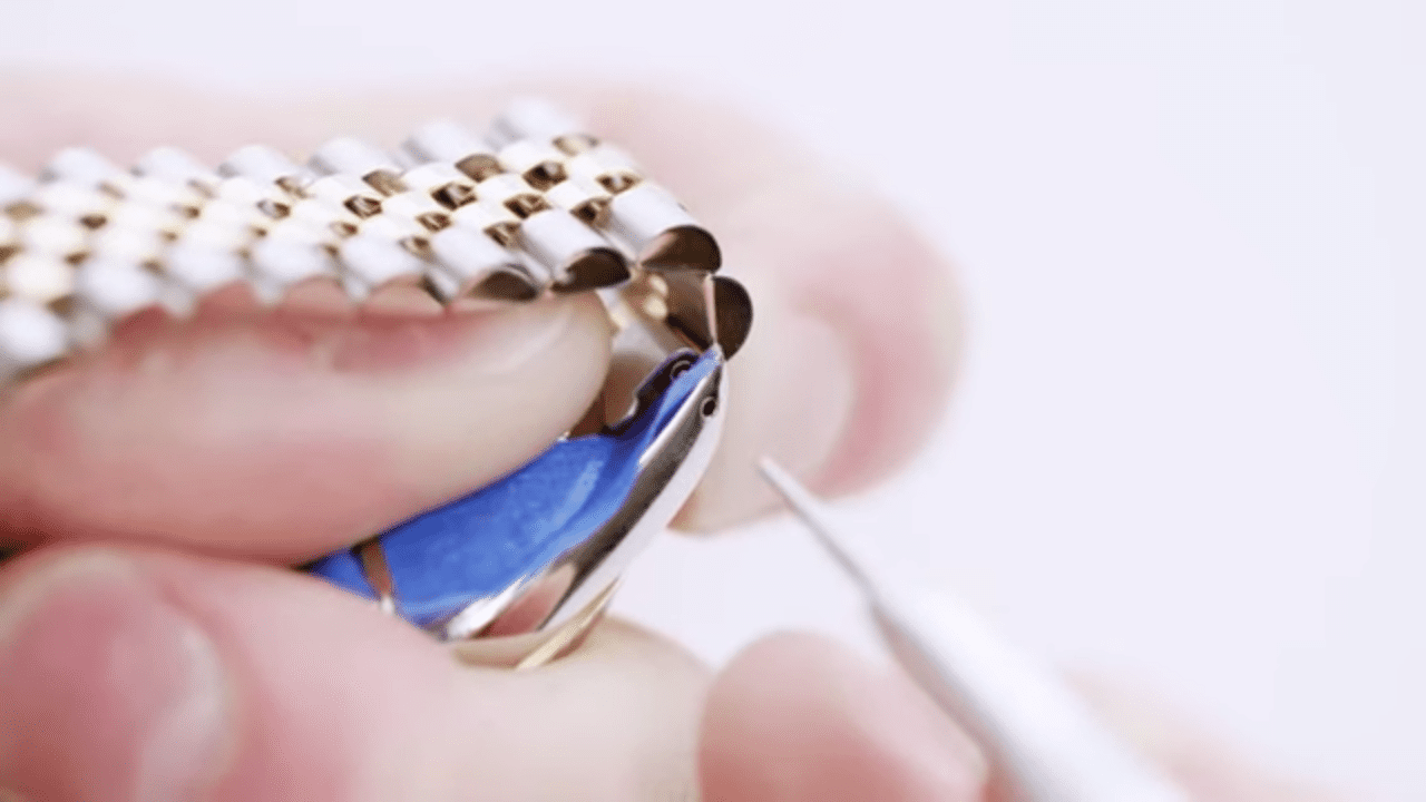 How to Remove a Bracelet | Watch with Lug Holes How to Remove a Bracelet | Watch with Lug Holes